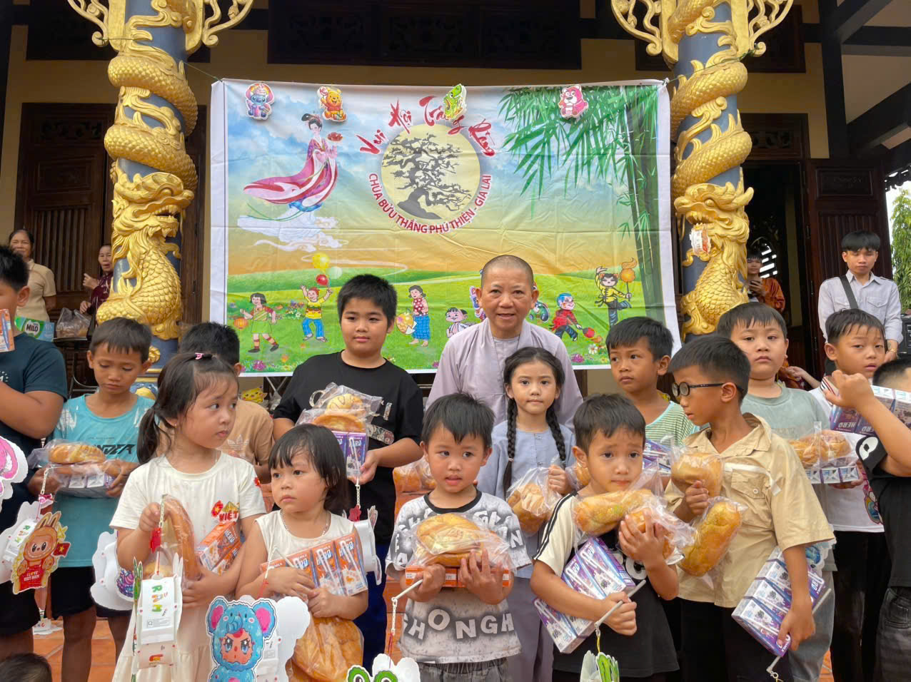 Phú Thiện: Chùa Bửu Thắng phát quà cho các em Thiếu nhi nhân mùa Trung Thu